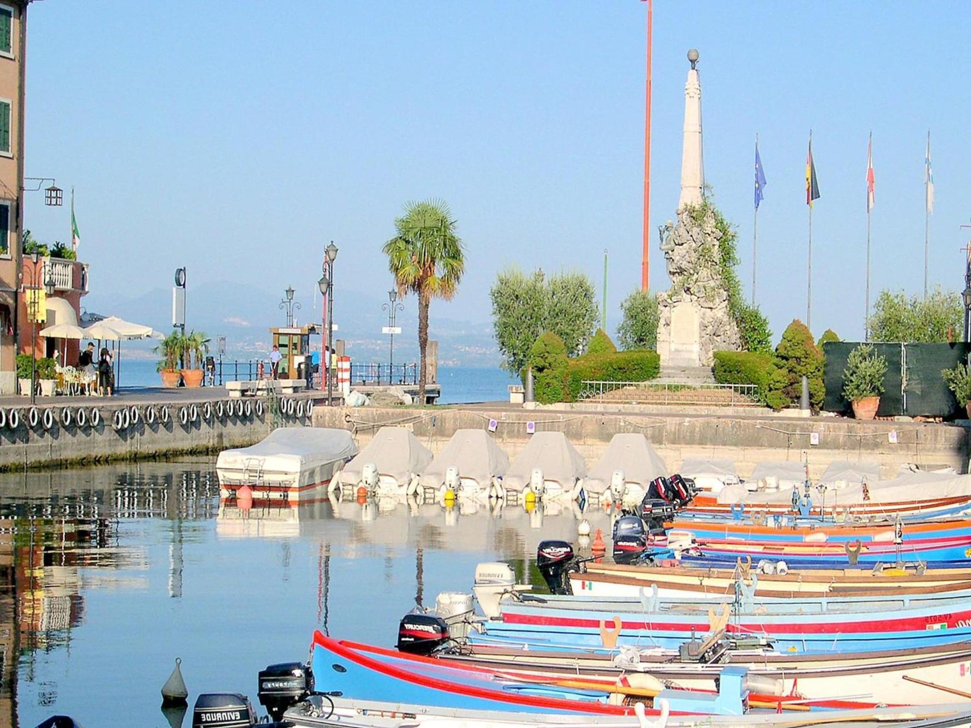 Enticing Holiday Home In Lazise With Swimming Pool Экстерьер фото