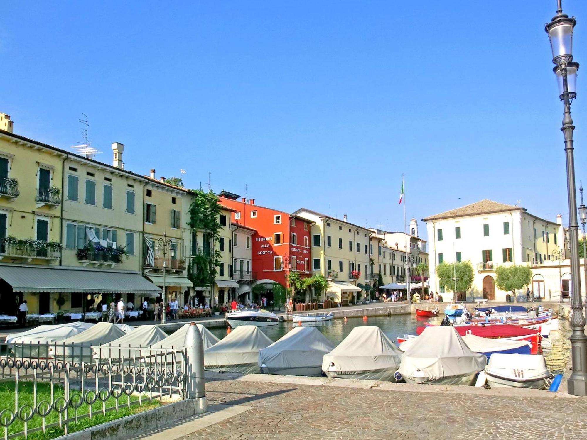 Enticing Holiday Home In Lazise With Swimming Pool Экстерьер фото