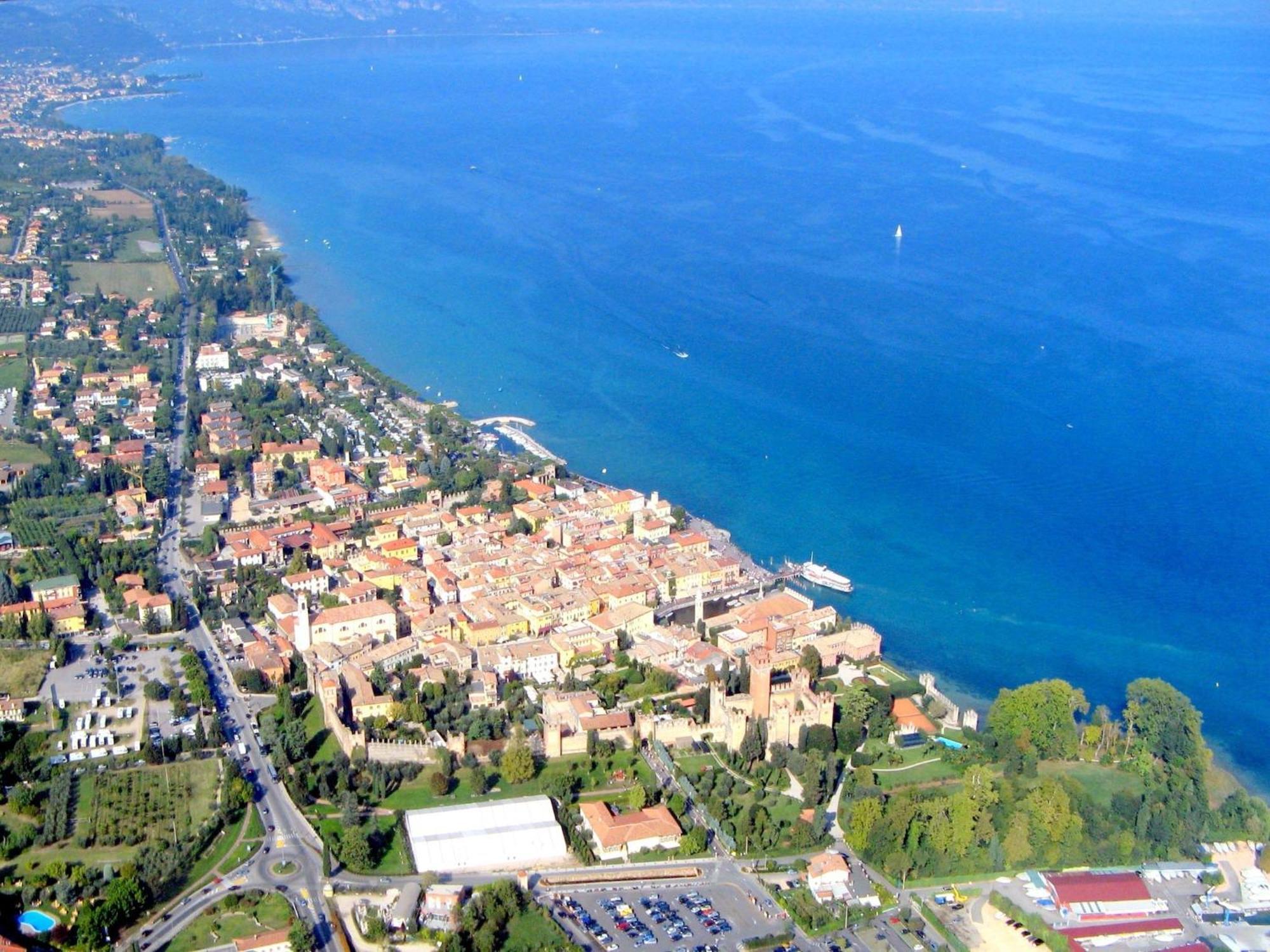Enticing Holiday Home In Lazise With Swimming Pool Экстерьер фото